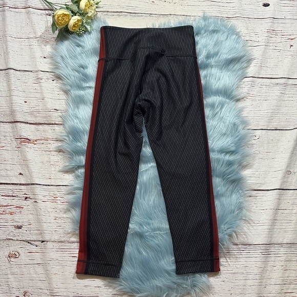 Wear It To Heart Reversible Crop Leggings sz S - Picture 4 of 6